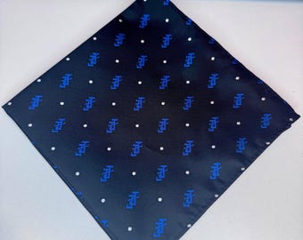 Pañuelos de bolsillo Jack and Jill of America en negro y azul cobalto con el logotipo JJ entrelazado.