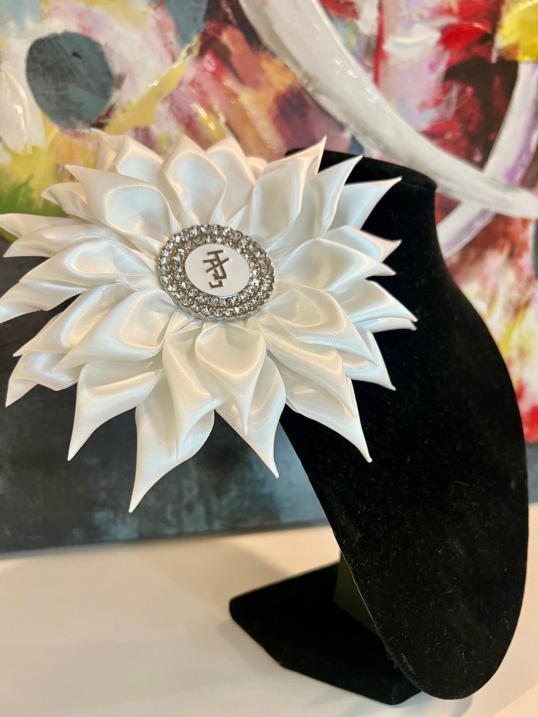 ホワイトフラワーブローチ JJOA Protocol Perfect White Satin Kanzashi Ribbon Flower Brooch