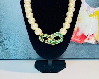 The LINKS Pearl Necklace with Green Rhinestone Links Pendant