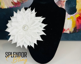 Protocolo JJOA Broche de flor Kanzashi de satén blanco con joya de perla y cristal - Jack y Jill