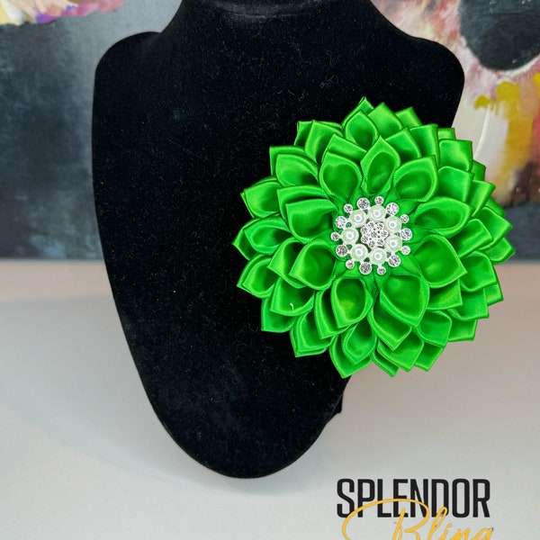 Broche de flor de satén verde y perla inspirado en Links