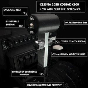 Puede incluir: Un cuadrante de acelerador negro para un avión Cessna 208B Kodiak K100. El cuadrante de acelerador presenta una perilla de metal texturizado, un eje ponderado de aluminio y una ventana de confianza de conexión. El texto "Cessna 208B Kodiak K100" y "Now with built in electronics" está impreso en la parte superior del cuadrante de acelerador.
