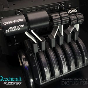 Könnte beinhalten: Schwarzer Flugsimulator-Gashebelquadrant mit mehreren Hebeln und Knöpfen. Die Hebel haben weiße Markierungen und Text, einschließlich "FLIGHT DETENT". Der Text "GO AROUND" und "GEAR HORN SILENCE" ist sichtbar. Das Produkt ist mit "Beechcraft KINGAIR" gekennzeichnet.