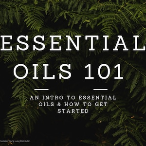 Może przedstawiać: Grafika z tekstem "ESSENTIAL OILS 101" w kolorze białym na ciemnozielonym tle z liśćmi paproci. Tekst poniżej brzmi "AN INTRO TO ESSENTIAL OILS & HOW TO GET STARTED". Tekst "@montanahomemaker Young Living Distributor" znajduje się na dole grafiki.