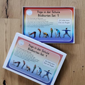 Yogakarten in der Schule in einer Schachtel