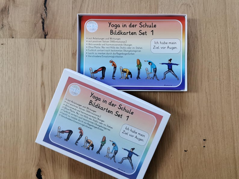 Yogakarten in der Schule in einer Schachtel