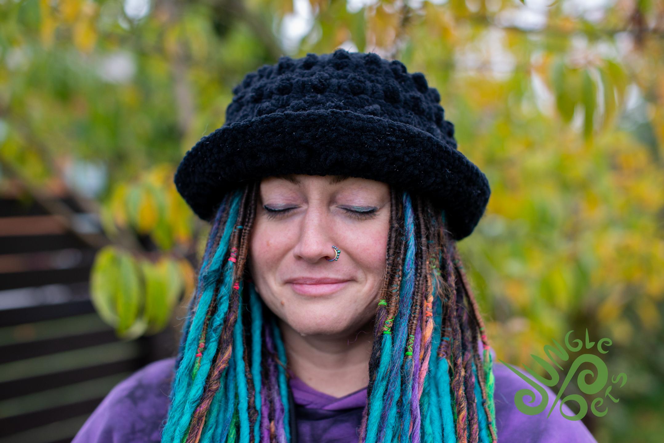 Party Bucket Hat Chunky Bubble Crochet Schwarz Winter Wear Festival / Rave Crochet Dreadlock Brim Handmade Geschenk für Ihn Sie von Jungle Poets