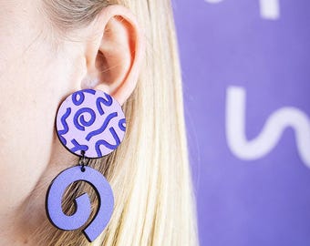 Niepasujące wiszące kolczyki Squiggles – ręcznie malowana biżuteria z wyrazistym wzorem