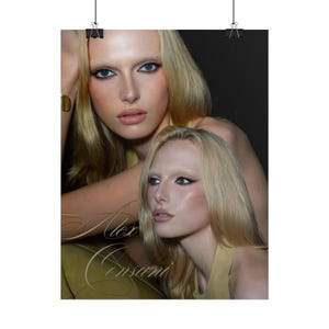 Peut inclure: Une affiche montrant deux personnes blondes à la peau claire et aux sourcils décolorés, portant toutes deux un eye-liner foncé et un rouge à lèvres neutre. Le texte Alex Consani est écrit en cursive sur la partie inférieure de l'image.