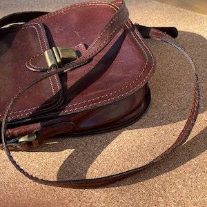 Gianni Conti handbag leather vintage saddle bag style cognac colors old fashioned practical cross body made in Italy