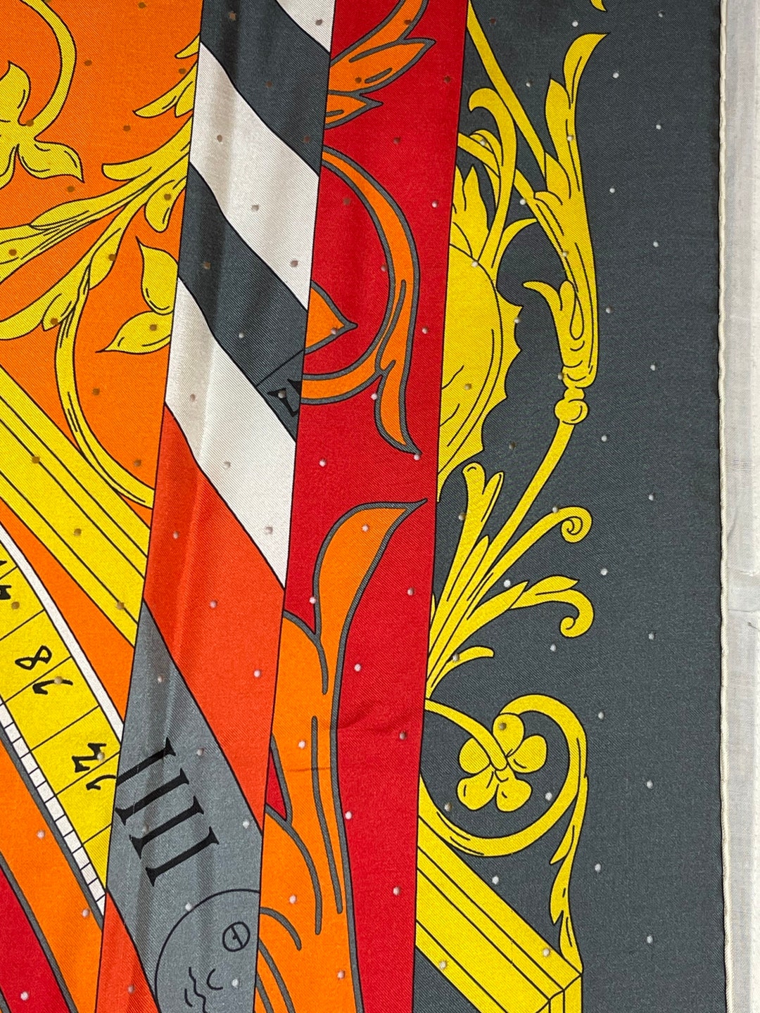 Hermès Saronno プレート 赤白 Hermes Scarf Decoupages 90 cm silk red Carre christmas snow