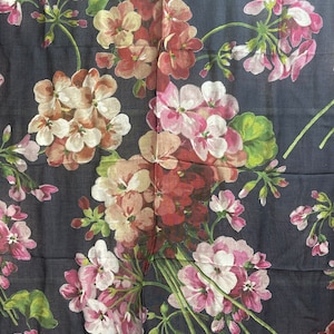 Gucci Modal Cloth Blooms black pink carre geant 140 cm Schaltuch Wrapping cloth Stole exceptionally large with fringes ladylike