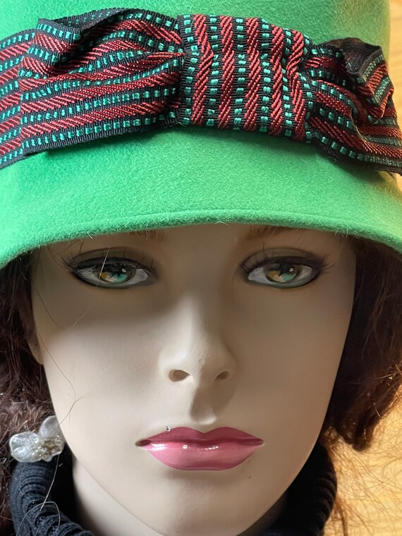 Chapeau vintage en feutre rose rose avec ruban de satin noir