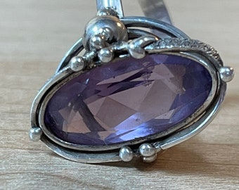 Amethyst Ring alt sehr spezielle Ringschiene zauberhaft verziert facettiert geschliffen SCHEIN