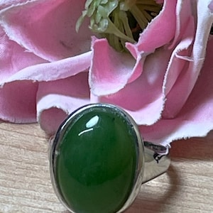 Ring emerald green gemstone silver oval extravagant noble elegant