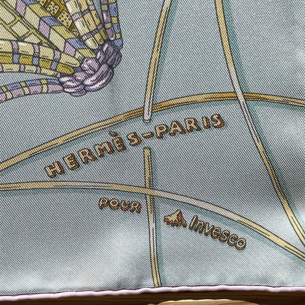 Hermes Silk Scarf Paris Les Domes Celestes Special Edition Par Invesco Limited Edition de collection rare comme neuf