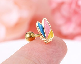 Könnte beinhalten: Goldener Knorpel-Ohrring mit Schmetterlingsmotiv und blauer, rosa und gelber Emaille. Der Schmetterling ist nach rechts gerichtet und hat eine kleine goldene Kugel auf der Rückseite.