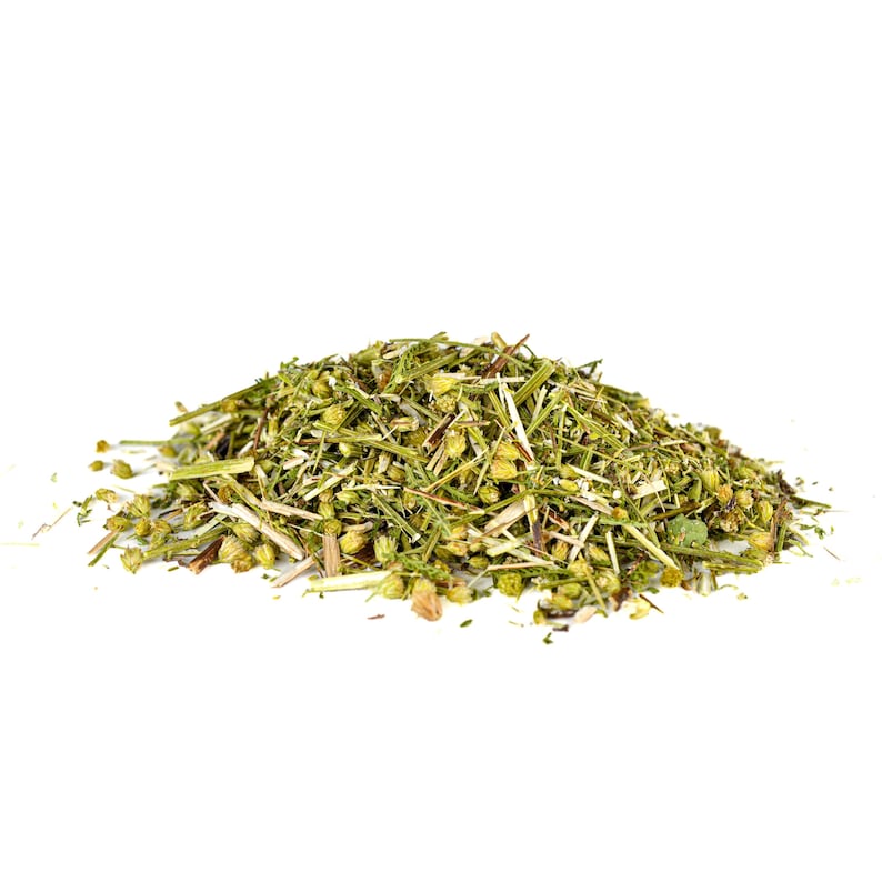 Pode incluir: Uma pilha de ervas verdes secas e pequenos bot&otilde;es florais amarelos contra um fundo branco. As ervas parecem cortadas e secas, com uma mistura de caules, folhas e bot&otilde;es florais. A imagem &eacute; bem iluminada, destacando as cores e texturas naturais.