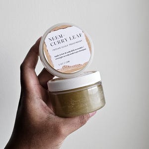 Bálsamo/grasa Indian Growth Neem & Curry con 67 ingredientes, jengibre azul, cola de caballo y shatavari. Fortalece, hidrata y ayuda a combatir la sequedad y la descamación del cuero cabelludo. imagen 2