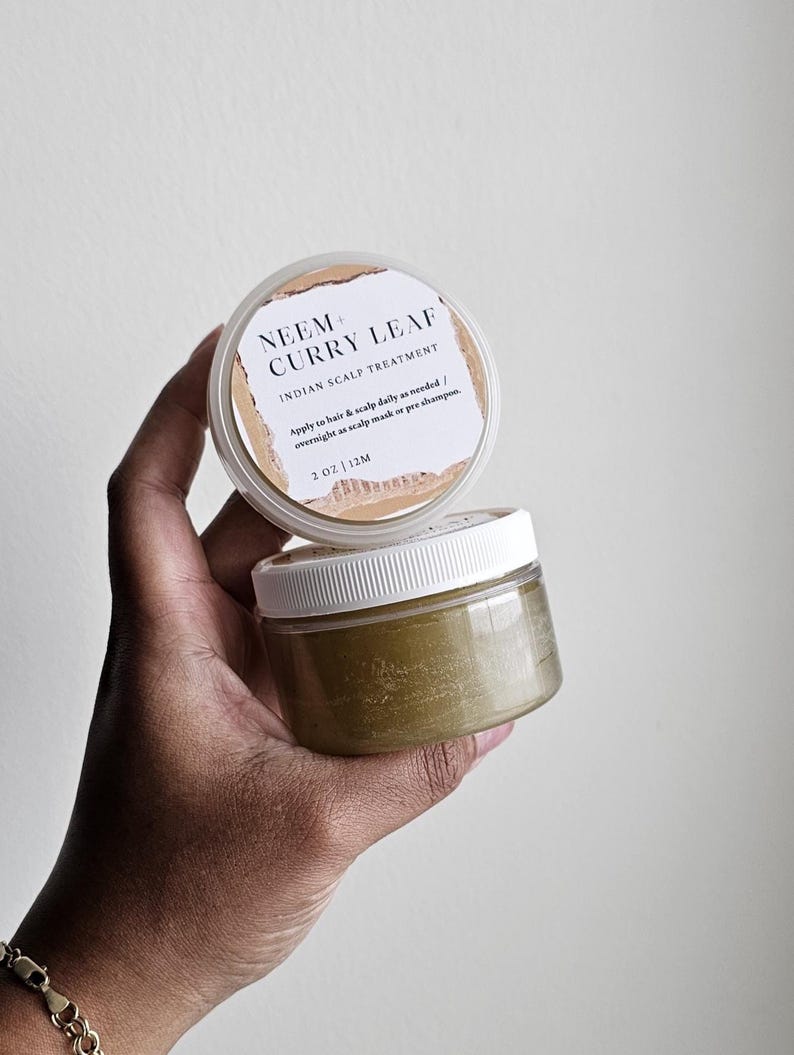 Bálsamo/grasa Indian Growth Neem & Curry con 67 ingredientes, jengibre azul, cola de caballo y shatavari. Fortalece, hidrata y ayuda a combatir la sequedad y la descamación del cuero cabelludo. imagen 2