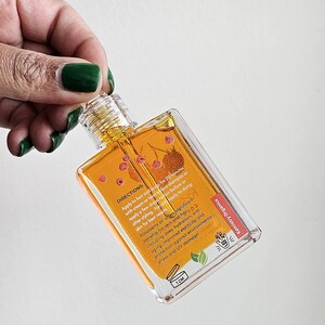 Puede incluir: Una botella rectangular transparente de aceite de frambuesa Kemistry Organics. La botella contiene un l&iacute;quido dorado y tiene una tapa transparente. La etiqueta incluye informaci&oacute;n sobre los beneficios y el uso.