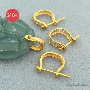 Puede incluir: Una taza de cerámica blanca con un asa negra y el texto "But First, Coffee" en negro y negrita. La taza está sobre una superficie blanca. La taza mide aproximadamente 10 cm de alto.