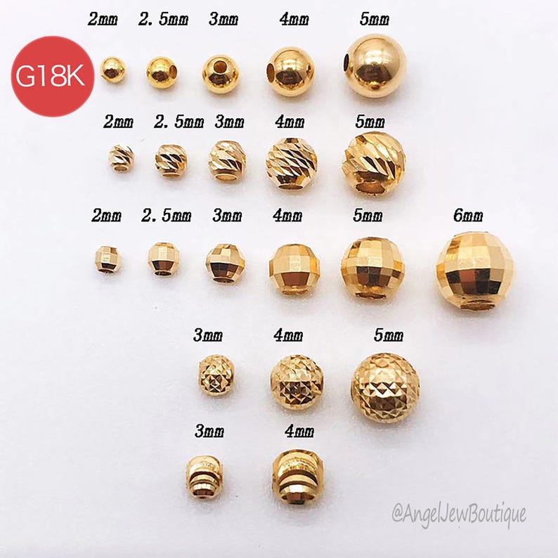 Peut inclure: Une collection de perles dor&eacute;es de diff&eacute;rentes tailles et styles, lisses, &agrave; facettes et textur&eacute;es. Les tailles varient de 2 mm &agrave; 6 mm. L'image comprend le texte "G18K" et "@AngelJewBoutique".
