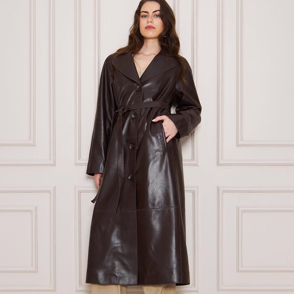 Trench coat feminino de couro de cordeiro, modelo maxi marrom com cinto.