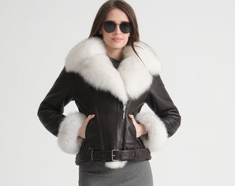 Jaqueta feminina preta shearling com pele de raposa branca