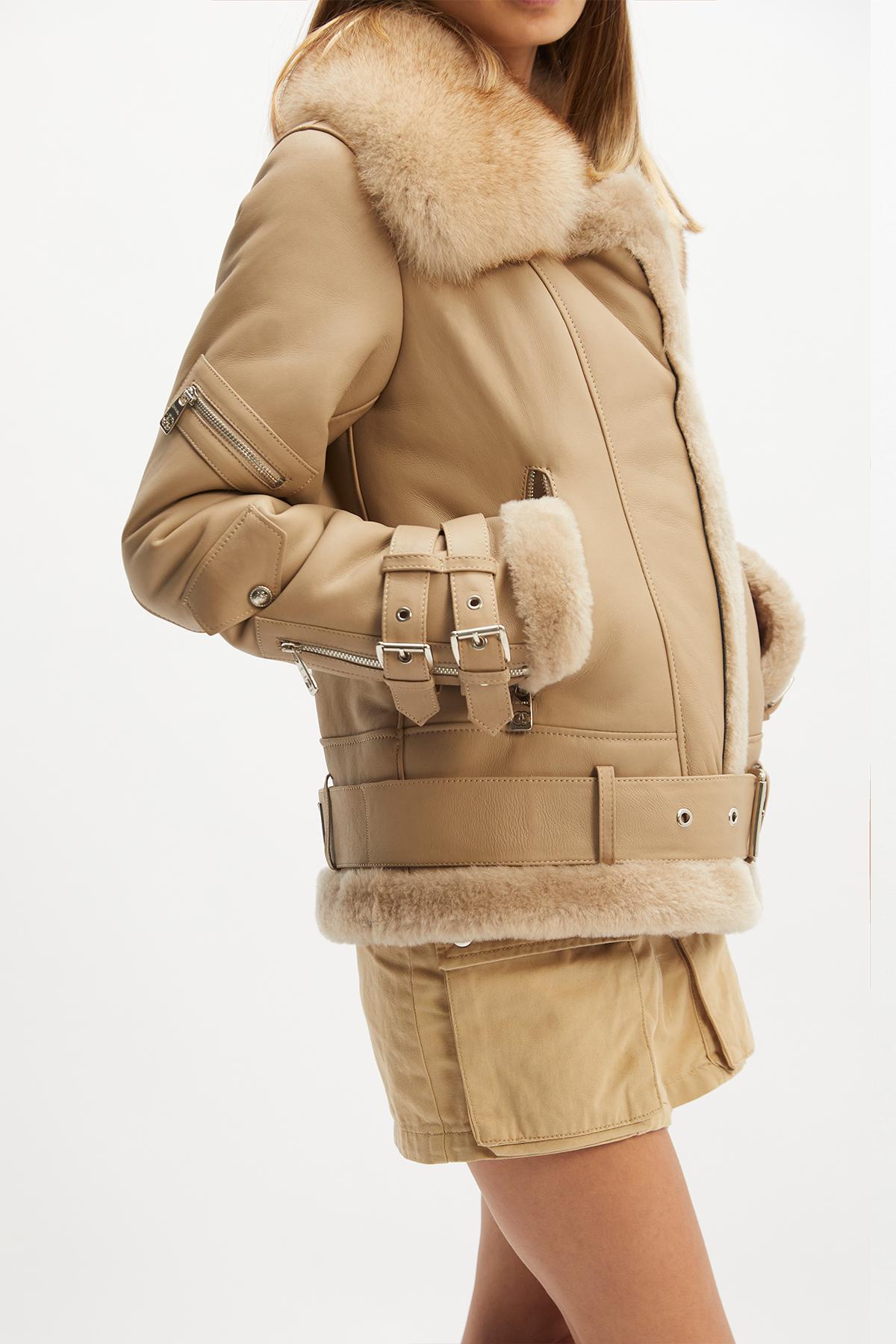 ベージュのシアリングラムスキンレザージャケット：フォックスファー