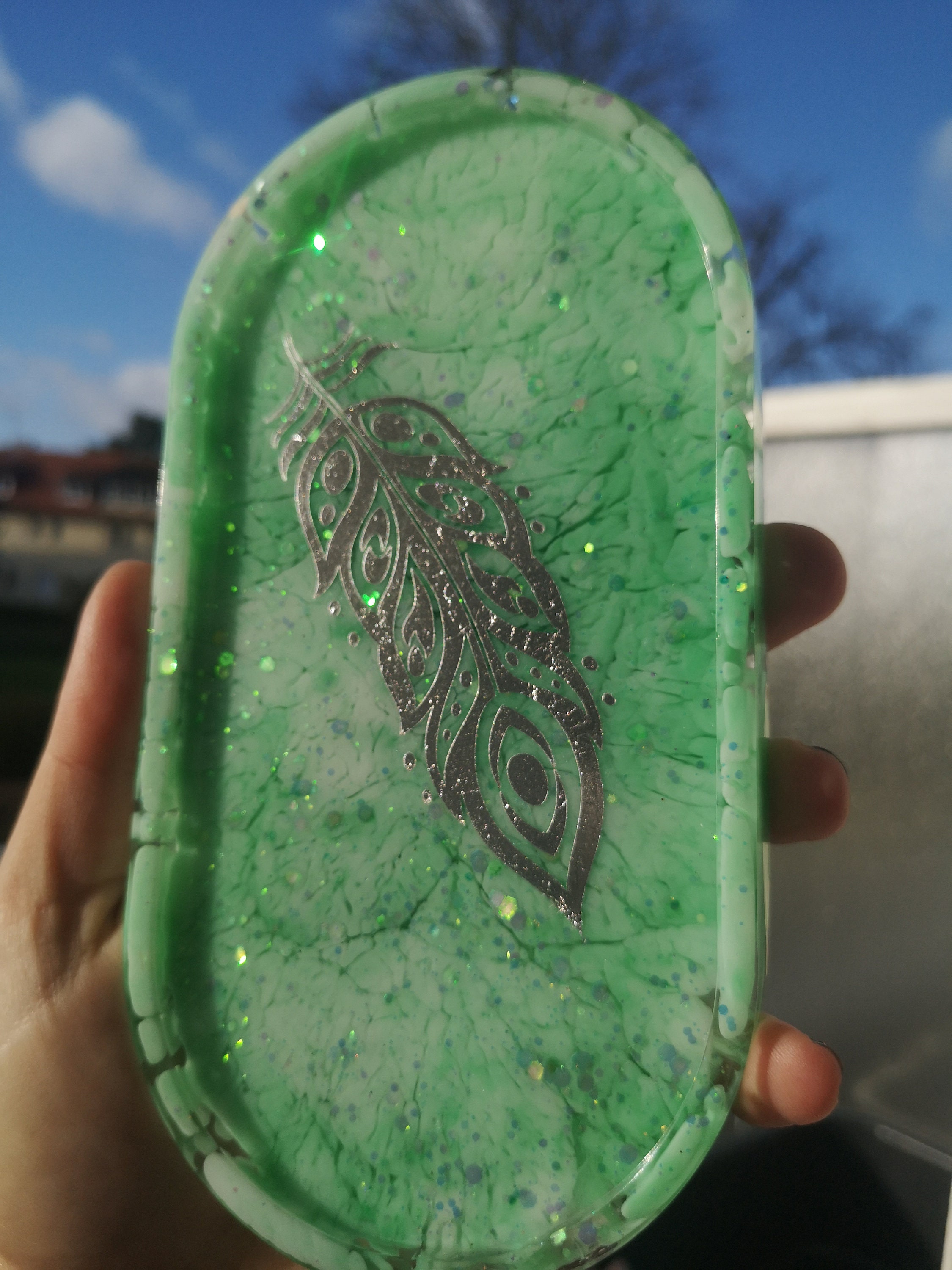 Petit Plateau en Résine Epoxy Vert avec Plume Argentée