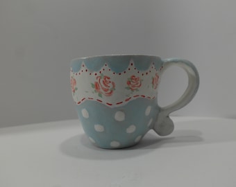 Handgetöpferte Tasse, Röschen, Polkadots