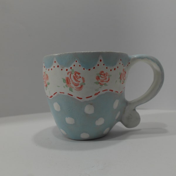 Handgetöpferte Tasse, Röschen, Polkadots