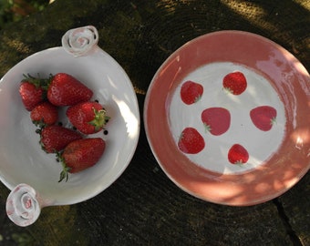 Handgetöpfertes Obstsieb mit dazu passendem Teller/Röschen/Erdbeeren/hellrot