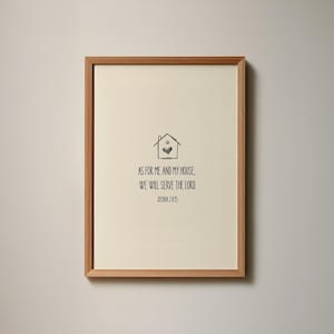 Op de afbeelding: Een ingelijste print met een lichtbeige achtergrond en een houten frame. De print toont een eenvoudige huisillustratie met een hart en de tekst "AS FOR ME AND MY HOUSE, WE WILL SERVE THE LORD. JOSHUA 24:15" in zwart.