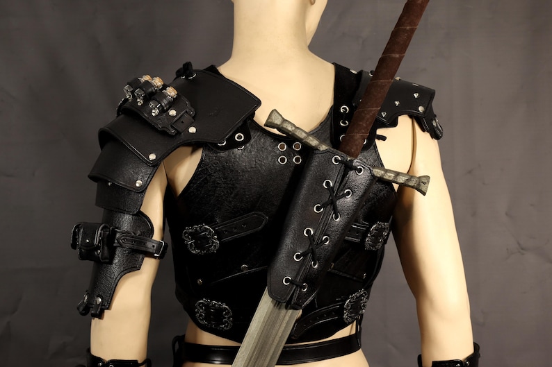 K&ouml;nnte beinhalten: Schwarze Leder-R&uuml;stung mit einem Schwert, das an der Brust befestigt ist. Die R&uuml;stung hat dekorative Metallakzente und Schnallen.