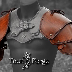 Könnte beinhalten: Leder-Schulterpanzer mit einer Metallplatte und dekorativen Akzenten. Die Rüstung ist braun und hat ein mehrschichtiges Design. Der Text "Faun Forge" ist im unteren mittleren Bereich des Bildes sichtbar.