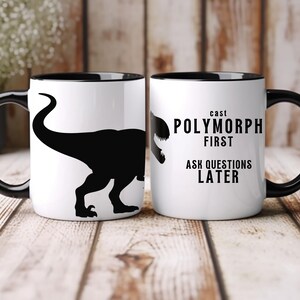 Taza de DnD "Primero lanza Polimorfismo, luego pregunta", taza divertida de dinosaurio de Dungeons and Dragons, regalo para Dungeon Master, taza de café para juegos de rol.