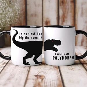 Puede incluir: Una taza de cerámica blanca con un asa negra y el texto "But First, Coffee" en negro y negrita. La taza está sobre una superficie blanca. La taza mide aproximadamente 10 cm de alto.