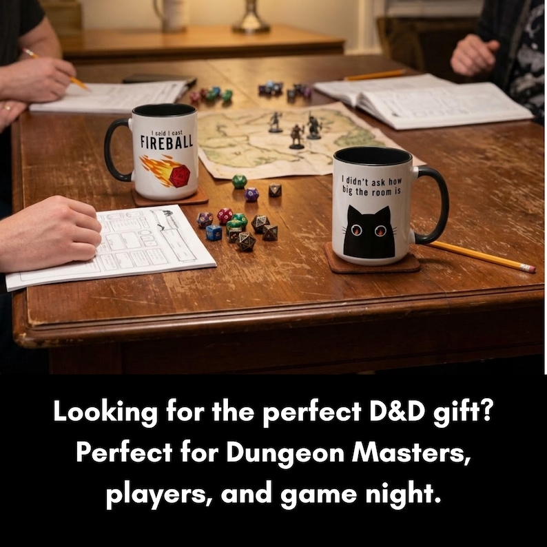 K&ouml;nnte beinhalten: Zwei wei&szlig;e Keramiktassen mit schwarzen Henkeln und Innenseiten. Eine Tasse zeigt eine Feuerball-Grafik und den Text I said I cast FIREBALL. Die andere Tasse zeigt eine schwarze Katzenillustration und den Text I didn't ask how big the room is.