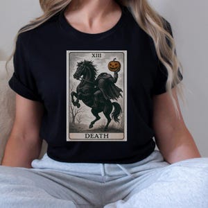 Headless Reiter Tarot Death Card Shirt | Gothic Halloween T-Shirt | Schläfriges hohles T-Shirt | Gildan 5000 Unisex-Hemd