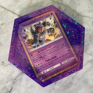 Nidoqueen ドリンクコースター | ハンドメイド樹脂カードコースター | 本物のカードで作られています | ユニークなアイテム | ギフトアイデア | ダイストレイ | イギリスの販売店