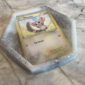 Minccino Getränke Untersetzer Trinket Tablett Würfelschale | Hergestellt mit echten Karten | Einzelstück | Geschenk | Gamer
