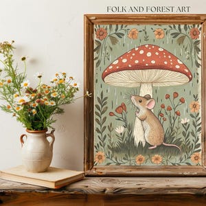 Puede incluir: L&aacute;mina art&iacute;stica enmarcada con una ilustraci&oacute;n caprichosa de un rat&oacute;n bajo una seta roja y blanca. La obra de arte est&aacute; rodeada de elementos florales y el texto "FOLK AND FOREST ART". La paleta de colores incluye tonos verdes, marrones y naranjas.