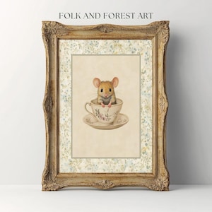 Maus in einer Teetasse | Digital Folk Art Print | Skurrile Kinderzimmer Wand Kunst | Vintage Cottagecore Maus Illustration | Mehrere Größen enthalten