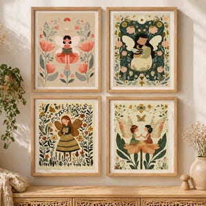 Op de afbeelding: Vier ingelijste kunstprints met grillige illustraties van feeën en bloemmotieven. Elke print heeft een houten lijst. Het kunstwerk toont feeën met vleugels, bloemen en een bij. Het kleurenpalet omvat zachte groentinten, roze en beige.