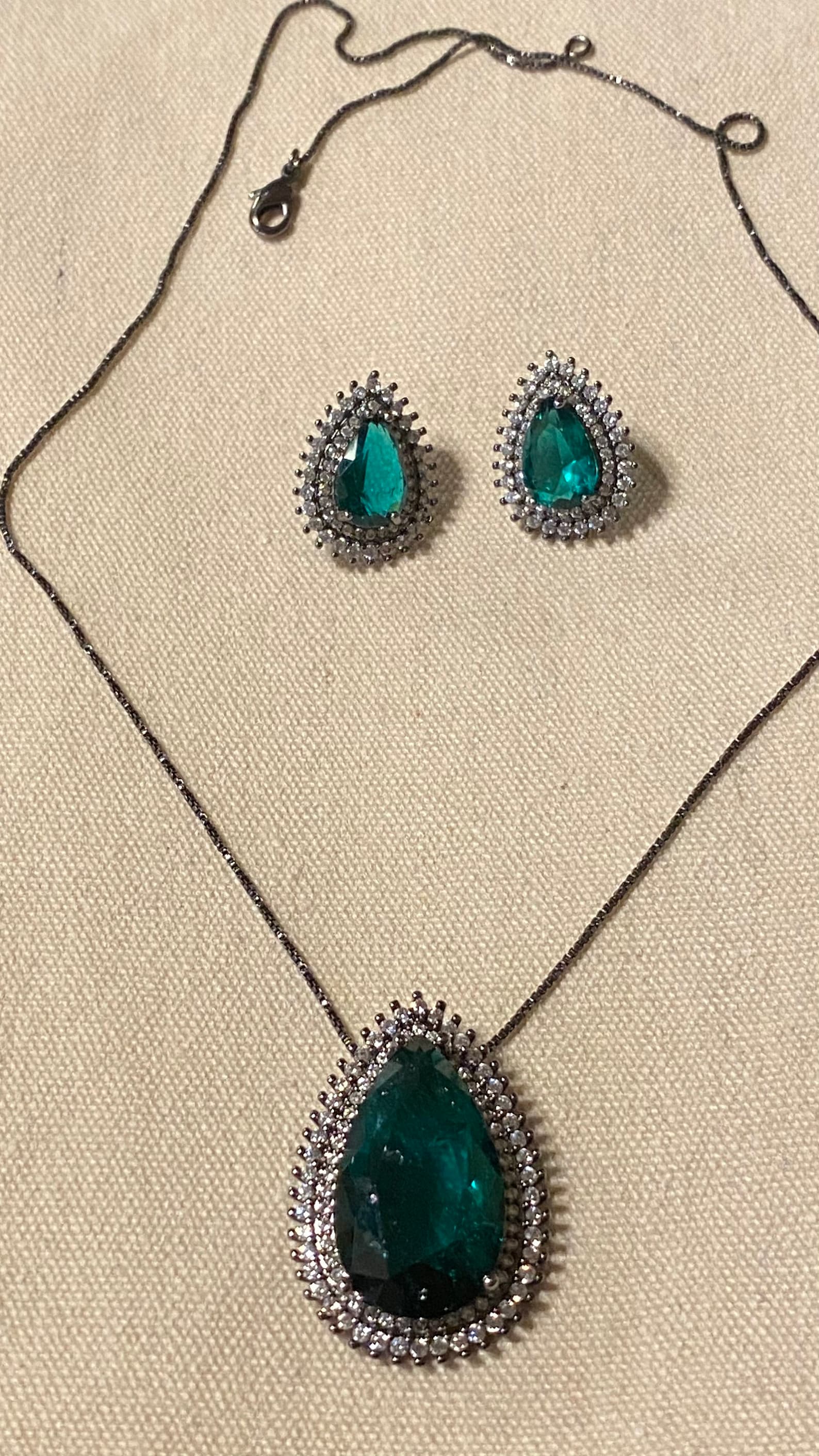 Beautiful jewel set. Green color . Necklace and earrings green Etsy
