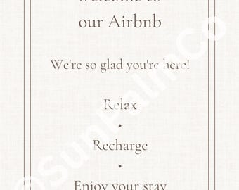 Puede incluir: Un letrero rectangular con un borde decorativo y el texto "Bienvenido a nuestro Airbnb. ¡Nos alegra mucho que estés aquí! Relájate. Recarga energías. Disfruta de tu estancia."