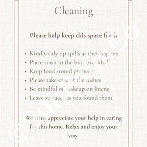 Puede incluir: Un letrero enmarcado con la palabra "Cleaning" en la parte superior. El letrero proporciona instrucciones como "Por favor, limpie los derrames" y "Deje las superficies como las encontró". El letrero termina con "Relájese y disfrute de su estancia."