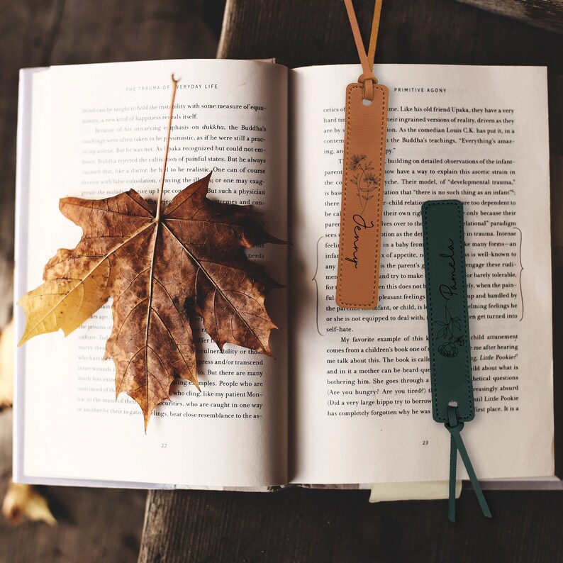 Marcador de cuero personalizado para madre Marcador de nombre personalizado con flor del mes de nacimiento para regalo de amante de los libros Regalo del día de San Valentín Cuero de PU imagen 2